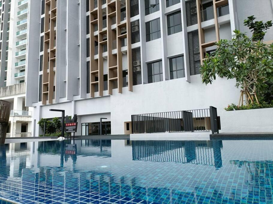 Appartamento Sky Trees 4 Guests High Floor Smart Tv Garden View A1801 Johor Bahru Esterno foto