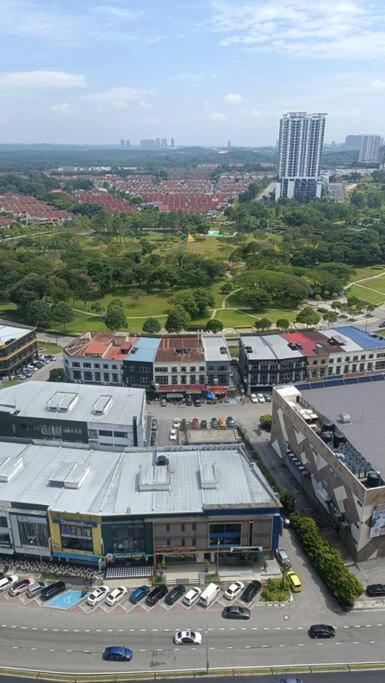 Appartamento Sky Trees 4 Guests High Floor Smart Tv Garden View A1801 Johor Bahru Esterno foto