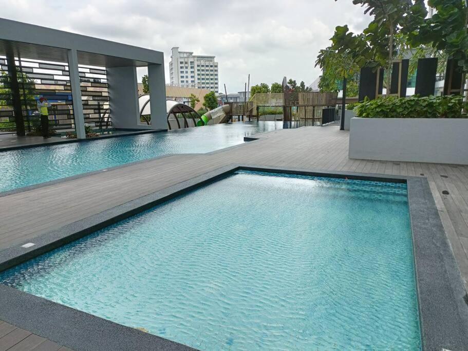 Appartamento Sky Trees 4 Guests High Floor Smart Tv Garden View A1801 Johor Bahru Esterno foto